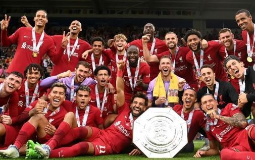 Diogo Jota and his team posing with the trophy.